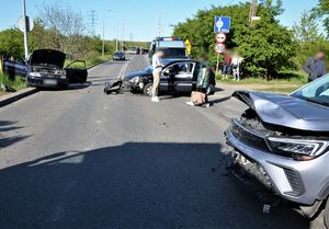 policjanci pracują w miejscu wypadku