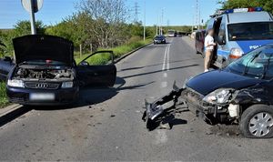 policjanci pracują w miejscu wypadku