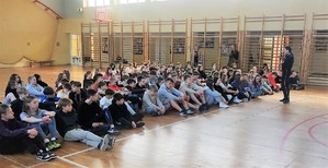 policjantka na spotkaniu z młodzieżą