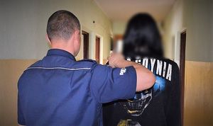 policjant prowadzi zatrzymaną