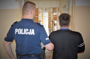 policjantka doprowadza zatrzymaną
