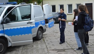 młodzież odwiedziła Komendę w Tczewie