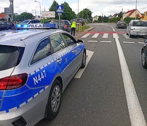 policjanci pracują na miejscu wypadków drogowych