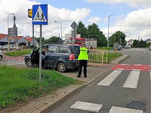 policjanci pracują na miejscu wypadków drogowych