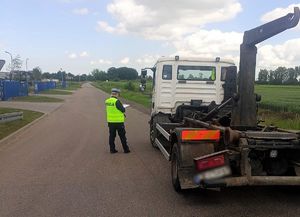 policjanci pracują na miejscu wypadków drogowych