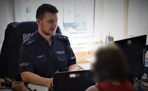 policjant doprowadza zatrzymanego