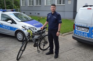 policjant z odzyskanym rowerem