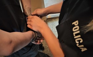 policjantka zakłada kajdanki
