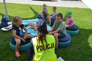 spotkanie policjanta z dziećmi