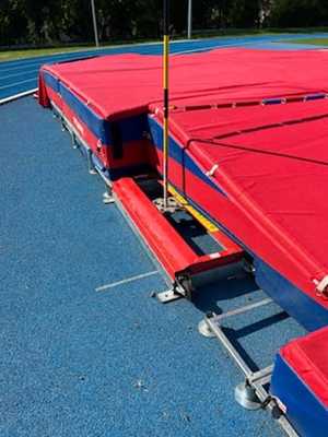 Policjant doprowadza zatrzymanego.