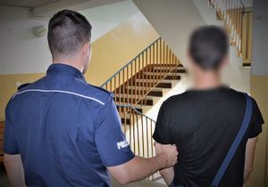 Doprowadzenie przez policjanta.