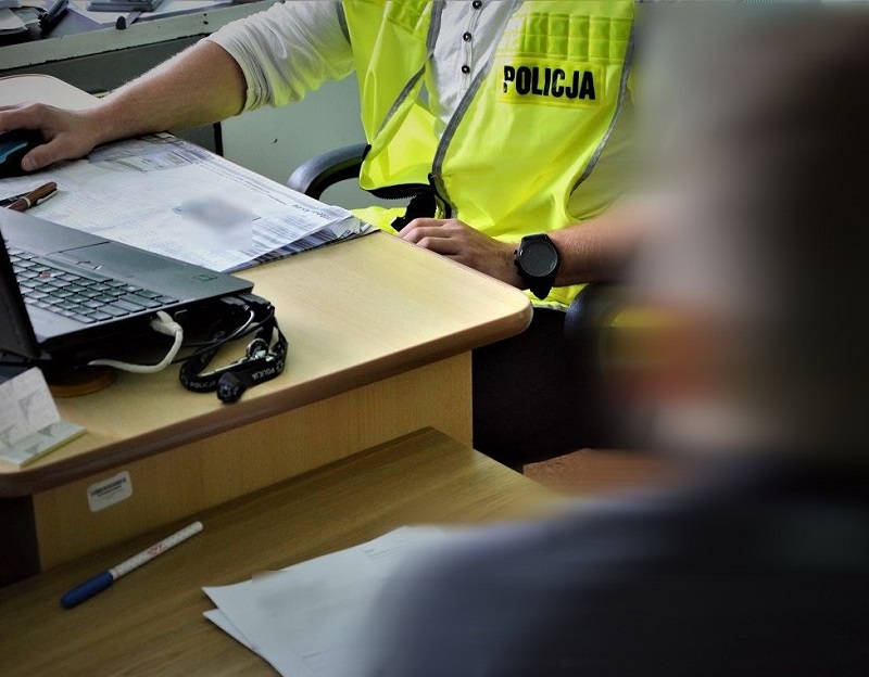 Tczew. Policyjna interwencja ujawniła więcej. 20-latek z zarzutami za narkotyki i kradzież